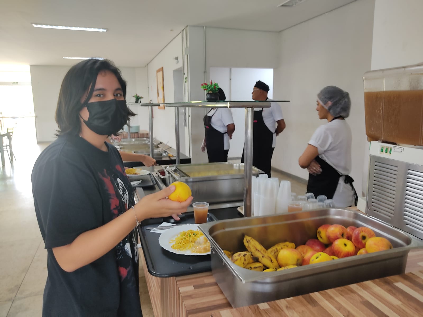 Aluna do IFG Aparecida no restaurante do câmpus em janeiro